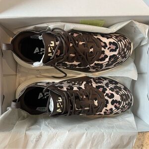 NWT never worn APL women’s streamline shoe size 10 in chocolate/leopard